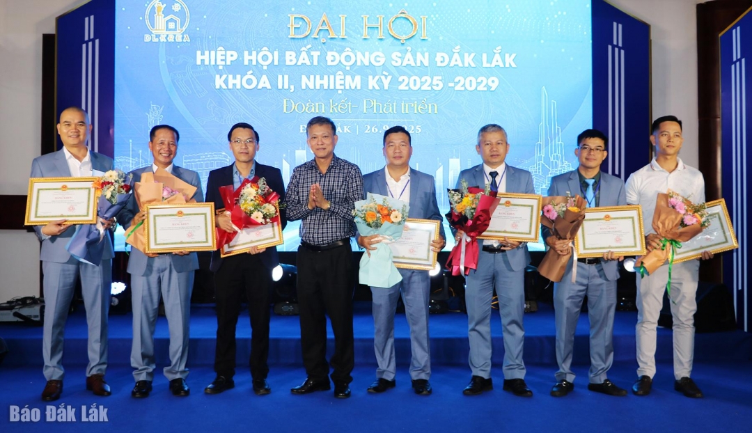 Đại diện lãnh đạo tỉnh trao bằng khen của Chủ tịch UBND tỉnh Các tập thể, cá nhân có nhiều đóng góp trong nhiệm kỳ 2022-2025