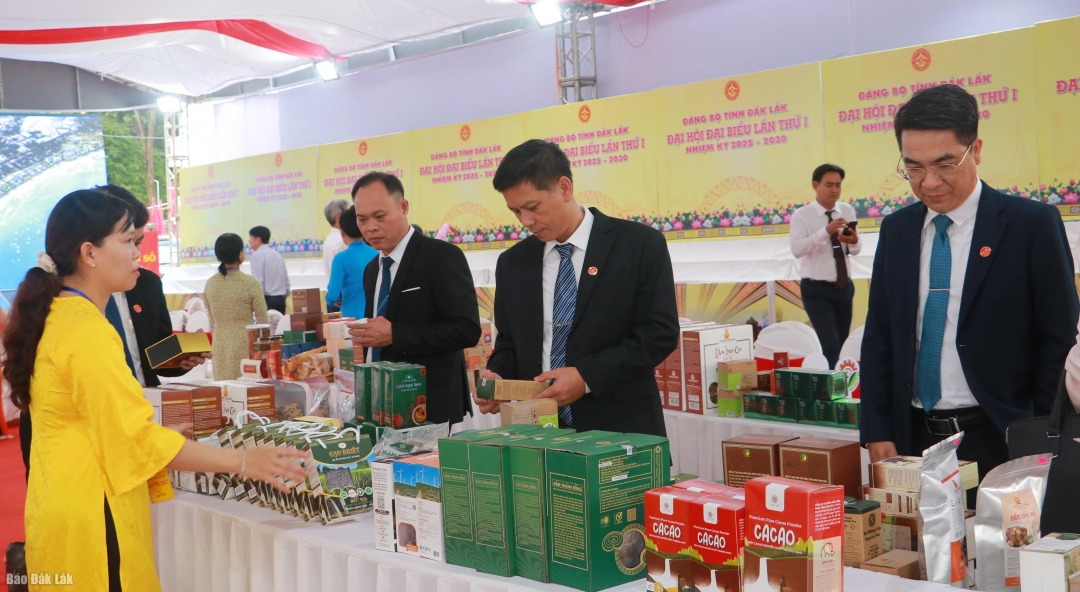 
Các đại biểu tham quan các sản phẩm đặc trưng tiêu biểu của tỉnh.