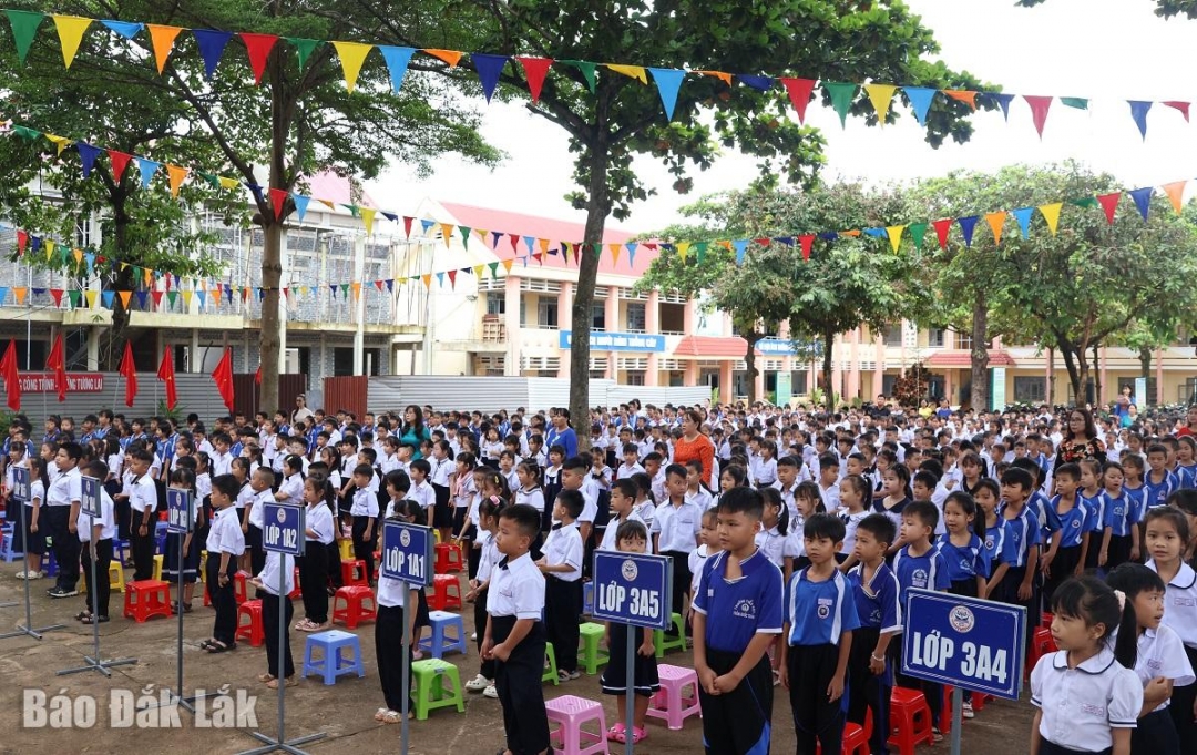 Các em học sinh tham dự buổi lễ.