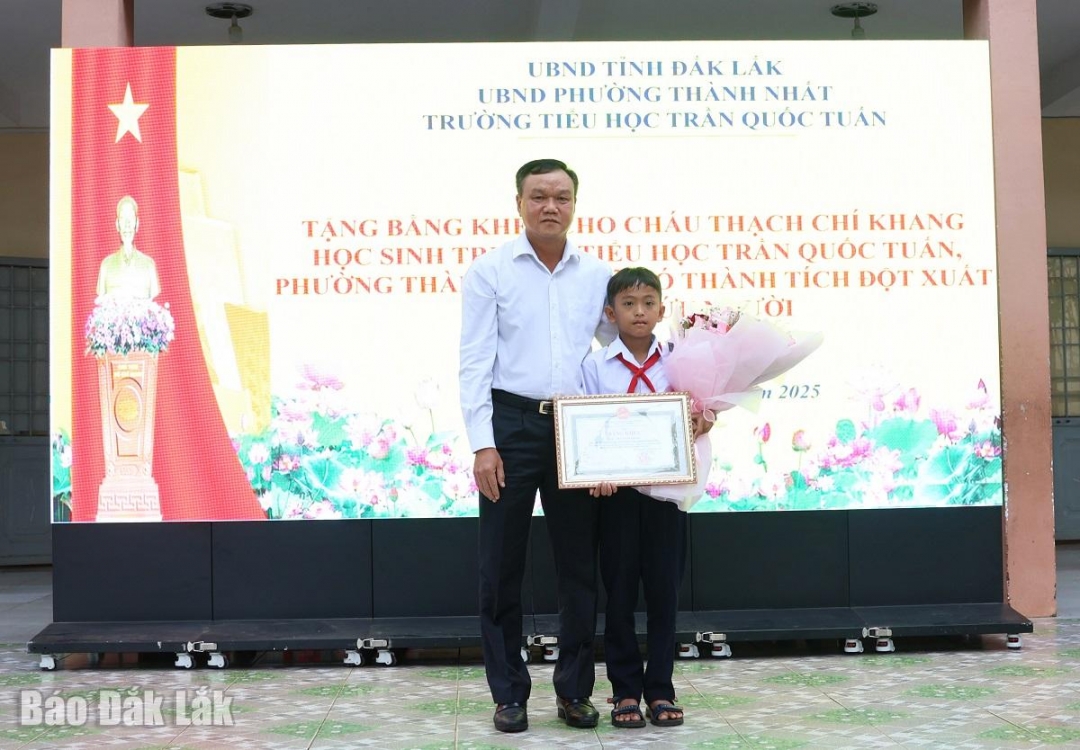 Phó Chủ tịch UBND tỉnh Đào Mỹ tuyên dương hành động cứu người của em Thạch Chí Khang trước toàn trường.