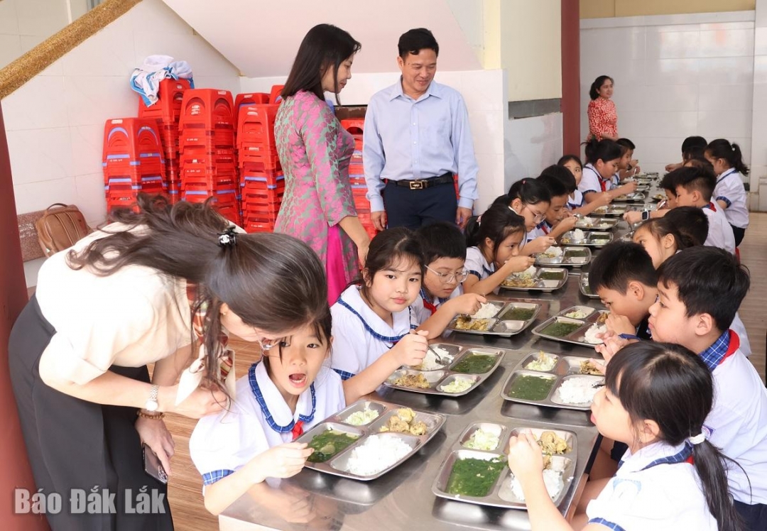 Phó Giám đốc Sở GD-ĐT Lưu Tiến Quang kiểm tra thực tế tại khu vực bếp nấu của Trường Tiểu học Phan Chu Trinh.