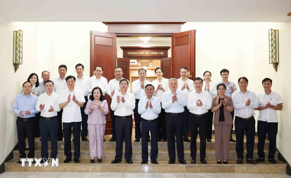 Các đồng chí Tổ công tác số 4 của Bộ Chính trị với Ban Thường vụ Tỉnh uỷ Đắk Lắk. Ảnh: Phương Hoa/TTXVN