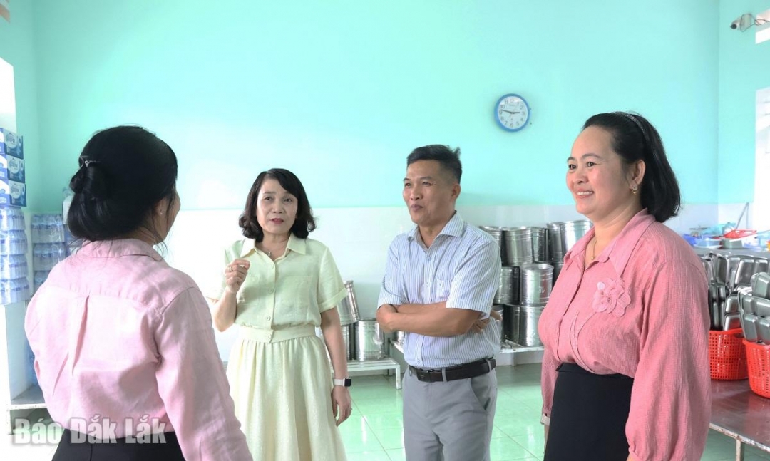 Đoàn kiểm tra kiểm tra thực tế tại khu vực bếp của Trường Tiểu học Nguyễn Công Trứ.
