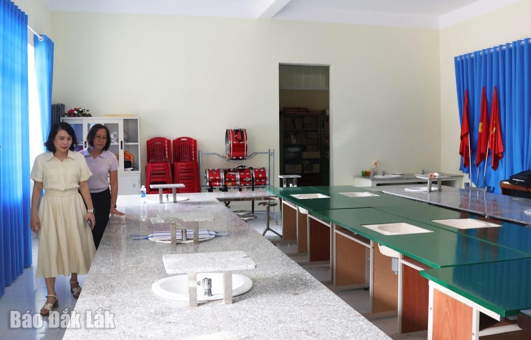 Phó Giám đốc Sở GD-ĐT Võ Thị Minh Duyên kiểm tra phòng chức năng của Trường THCS Phạm Hồng Thái.