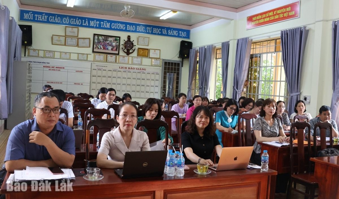 Đại diện các trường học và thành viên đoàn kiểm tra trao đổi thông tin tại buổi kiểm tra.