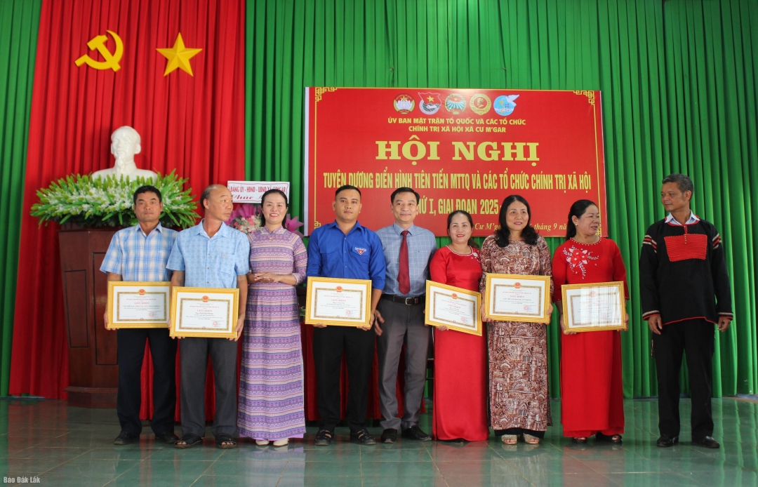 Đại diện lãnh đạo xã Cư M’gar trao Giấy khen cho các tập thể, cá nhân có thành tích xuất sắc trong việc thực hiện phong trào thi đua yêu nước, giai đoạn 2020 - 2025.