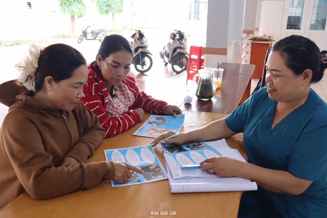 Tuyên truyền phòng chống các bệnh truyền nhiễm cho người dân trên địa bàn xã Ea Ktur.