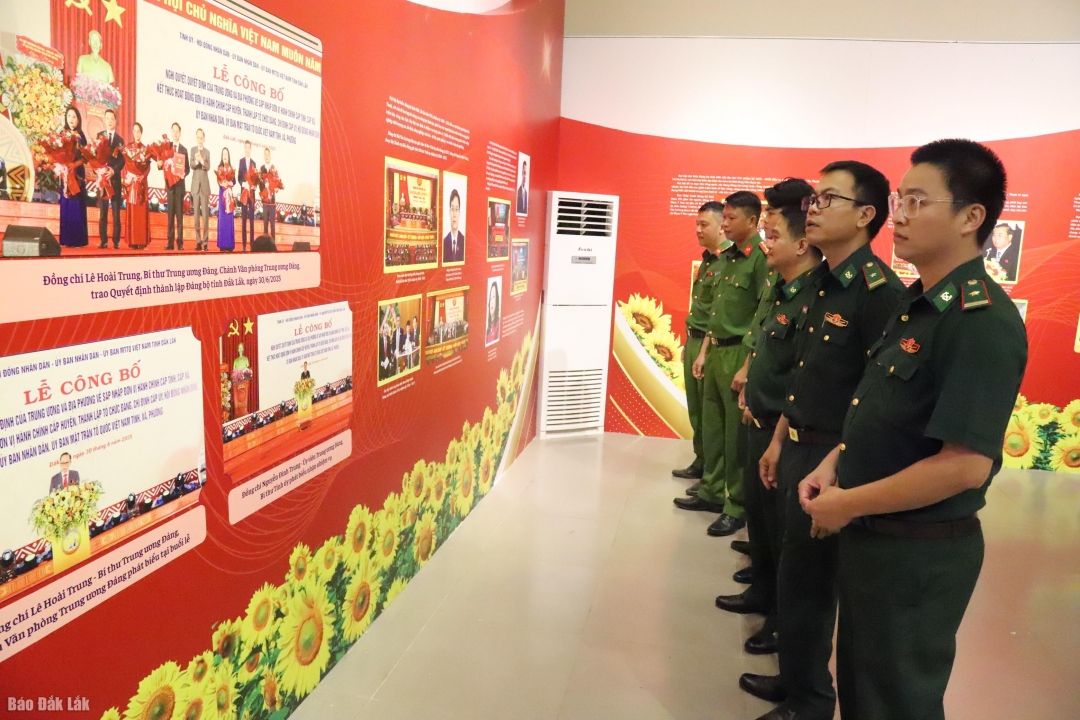 Cán bộ chiến sĩ lực lượng vũ trang tham quan triển lãm.