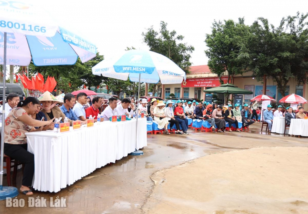 Đại biểu và người dân tham gia Ngày hội “Bình dân học vụ số và Hiến máu tình nguyện xã Ea Knuếc năm 2025”.