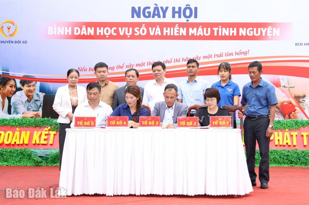 Đại diện các cơ quan, đơn vị ký cam kết thực hiện phong trào Bình dân học vụ số.