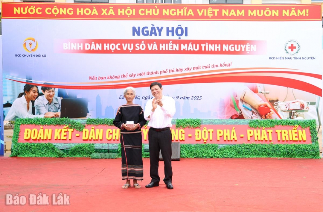 Phó Giám đốc Sở Khoa học Công nghệ Ralan Trương Thanh Hà đã tặng bộ thiết bị livestream cho bà Amí Ngăm.
