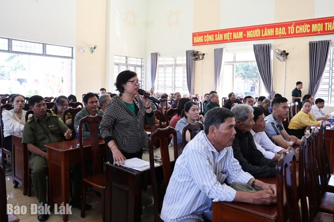 Cử tri xã Ea Knuếc nêu ý kiến tại hội nghị.