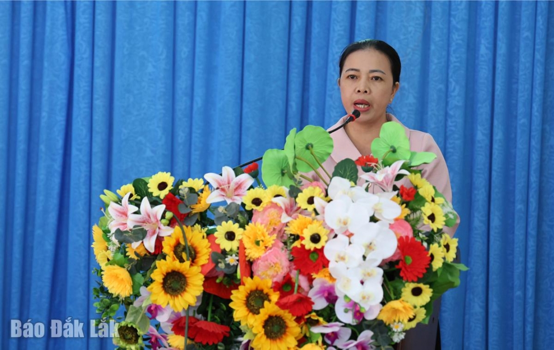 Phó Chủ tịch UBND xã Ea Knuếc Trần Thị Vân trả lời ý kiến, kiến nghị của cử tri.