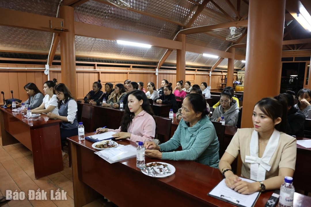 Đại biểu và học viên tham dự lễ khai giảng lớp sơ cấp nghề trang điểm thẩm mỹ.