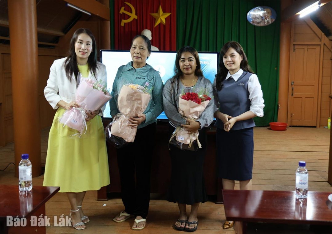 Đại diện Công ty TNHH Vũ Nguyên Bio tặng hoa cảm ơn cấp ủy chi bộ buôn Jù đã đồng hành trong quá trình tổ chức và khai giảng lớp học.