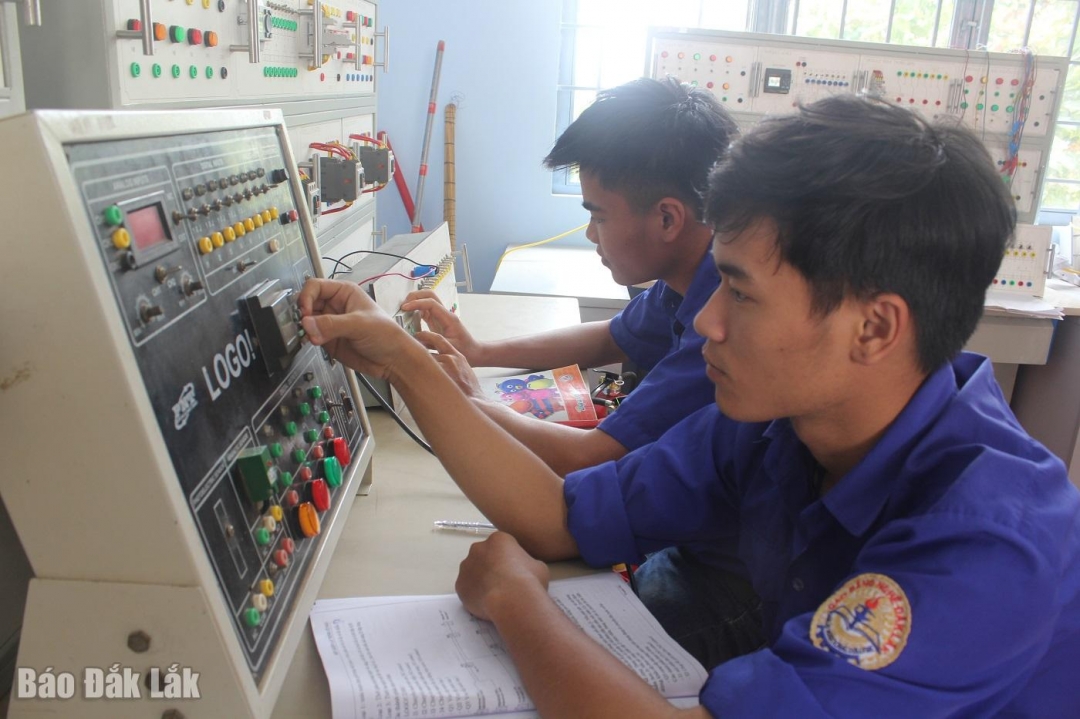 Sinh viên Trường Cao đẳng Đắk Lắk trong giờ thực hành