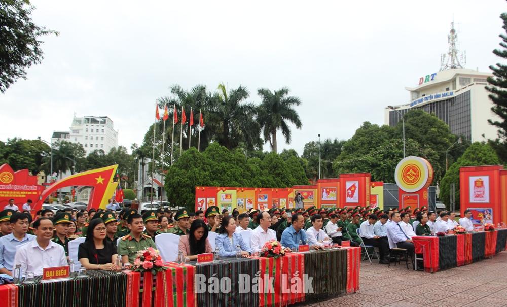 Các đại biểu tham dự khai mạc triển lãm.