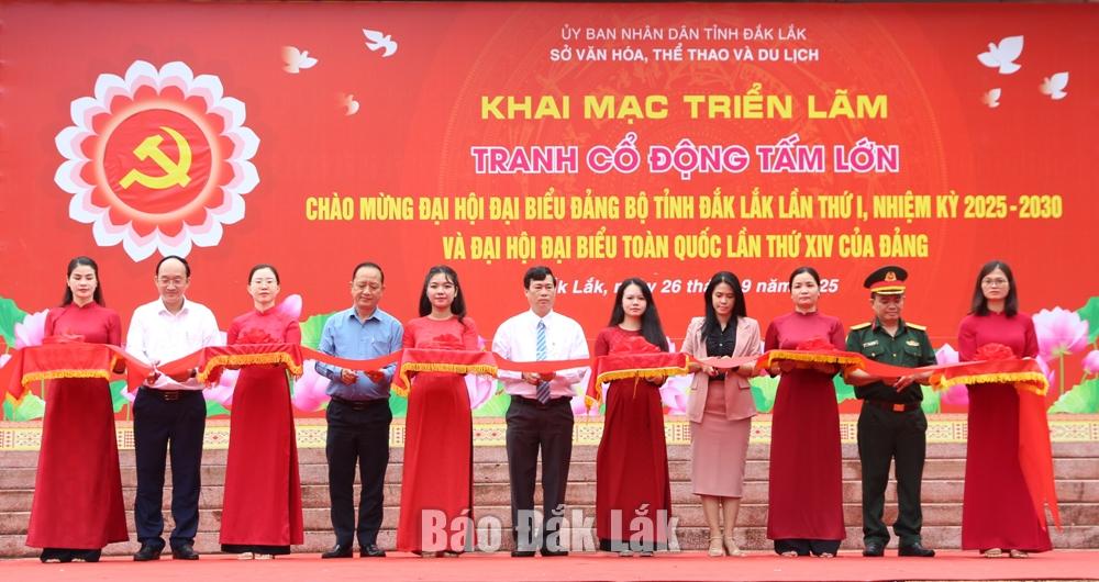 Các đại biểu cắt băng khai mạc triển lãm.