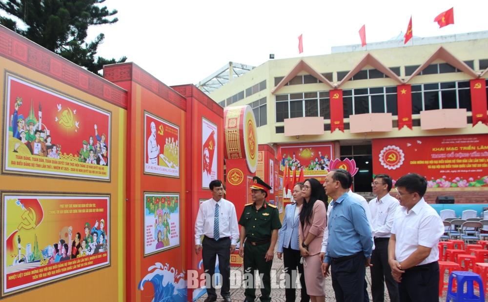 Các đại biểu tham quan triển lãm.