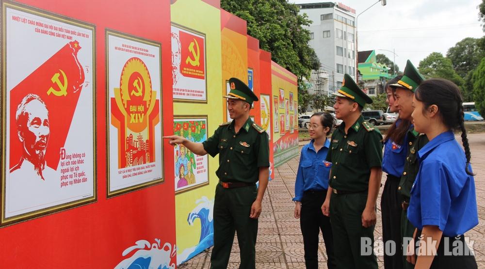 Cán bộ, chiến sĩ và đoàn viên, thanh niên tham quan triễn lãm.