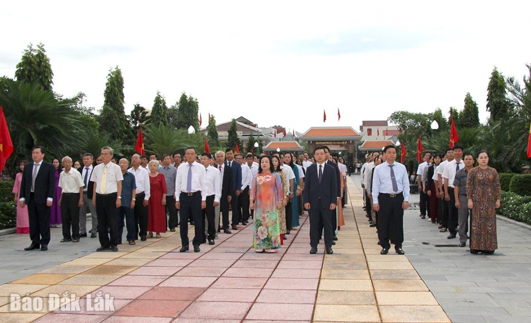 Các đại biểu tham dự Lễ viếng Nghĩa trang liệt sĩ tỉnh khu vực phía Đông.