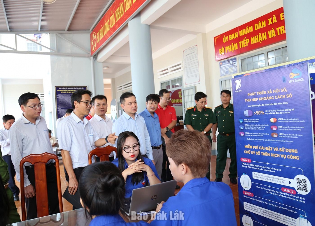 Phó Bí thư Tỉnh ủy Đỗ Hữu Huy, Phó Trưởng Ban Thường trực Ban Chỉ đạo về phát triển khoa học, công nghệ, đổi mới sáng tạo và chuyển đổi số tỉnh Đắk Lắk kiểm khảo sát thực tế về giải quyết thủ tục hành chính và chuyển đổi số tại xã Ea Súp