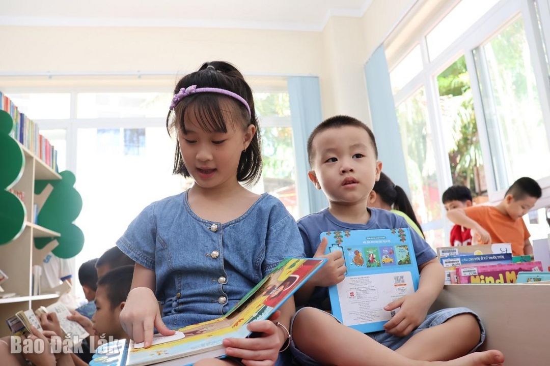Trẻ em đọc sách tại Thư viện tỉnh. 