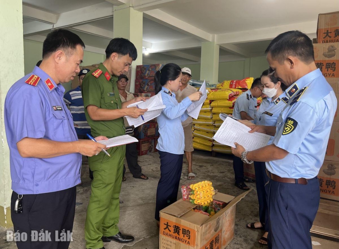 Lực lượng chức năng kiểm kê hàng hóa sau khi xử lý vi phạm.