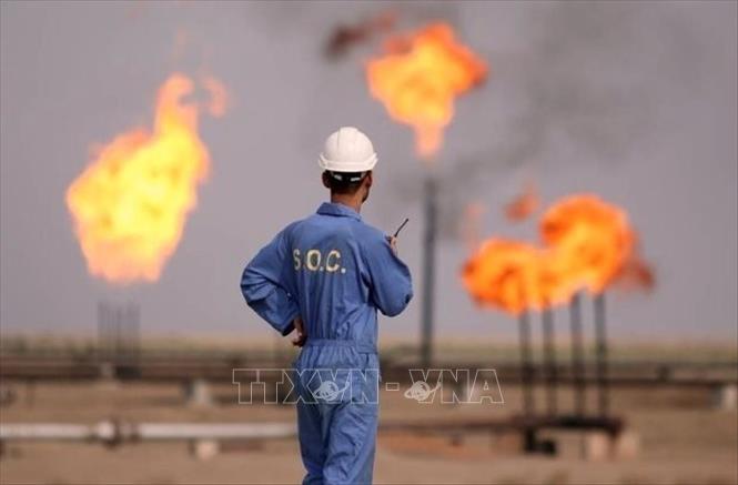 Công nhân làm việc tại nhà máy lọc dầu trên đảo Khark, Iran. Ảnh: TTXVN