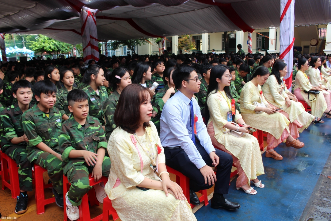 Quang cảnh thầy giáo, cô giáo và học sinh dự Lễ khai giảng vào sáng 5/9. 