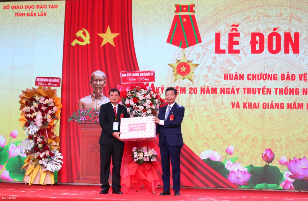 Phó Bí thư Tỉnh ủy, Chủ tịch UBND tỉnh Tạ Anh Tuấn tặng hoa chúc mừng Trường Phổ thông DTNT Tây Nguyên.