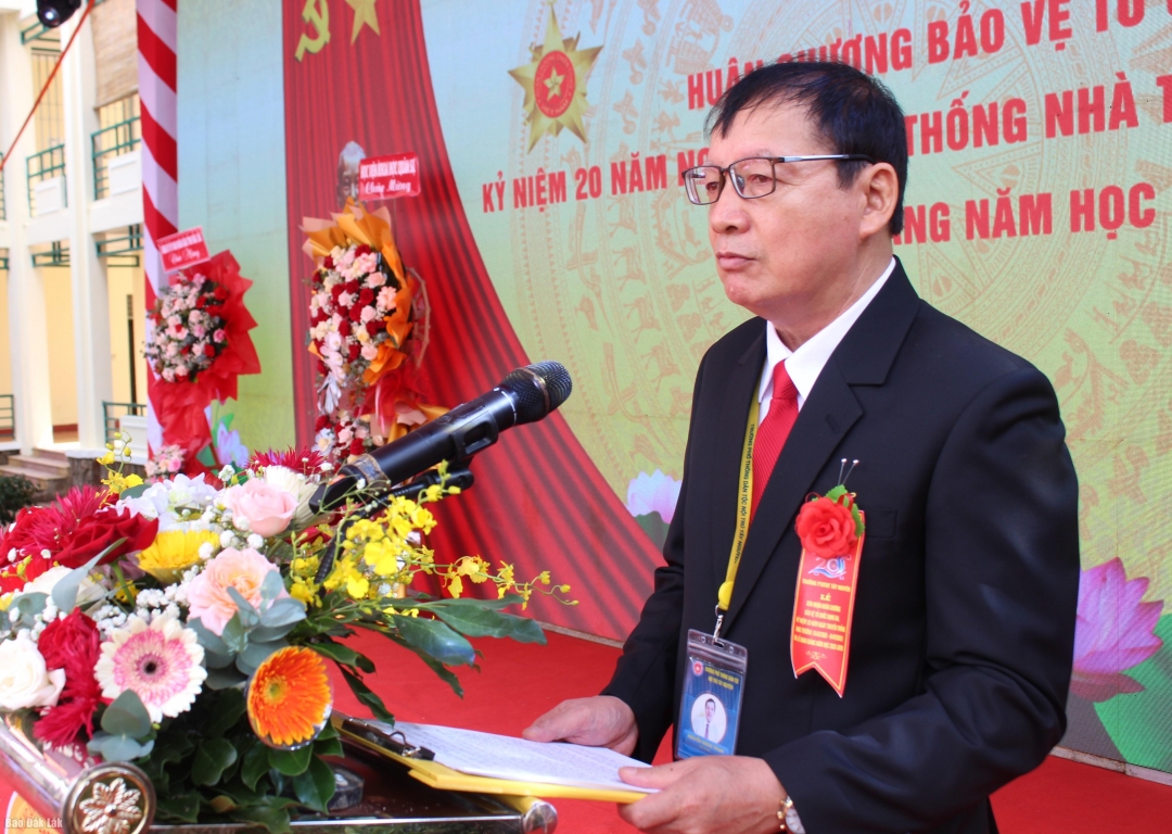 Thầy Nguyễn Ngọc Phan, Hiệu trưởng nhà trường đọc diễn văn Kỷ niệm 20 năm ngày truyền thống Trường Phổ thông DTNT Tây Nguyên. 