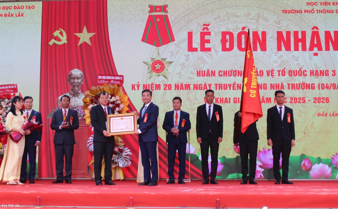 Phó Bí thư Tỉnh ủy, Chủ tịch UBND tỉnh Tạ Anh Tuấn trao Huân chương Bảo vệ Tổ quốc hạng Ba của Chủ tịch nước cho Ban Giám hiệu Trường Phổ thông DTNT Tây Nguyên.