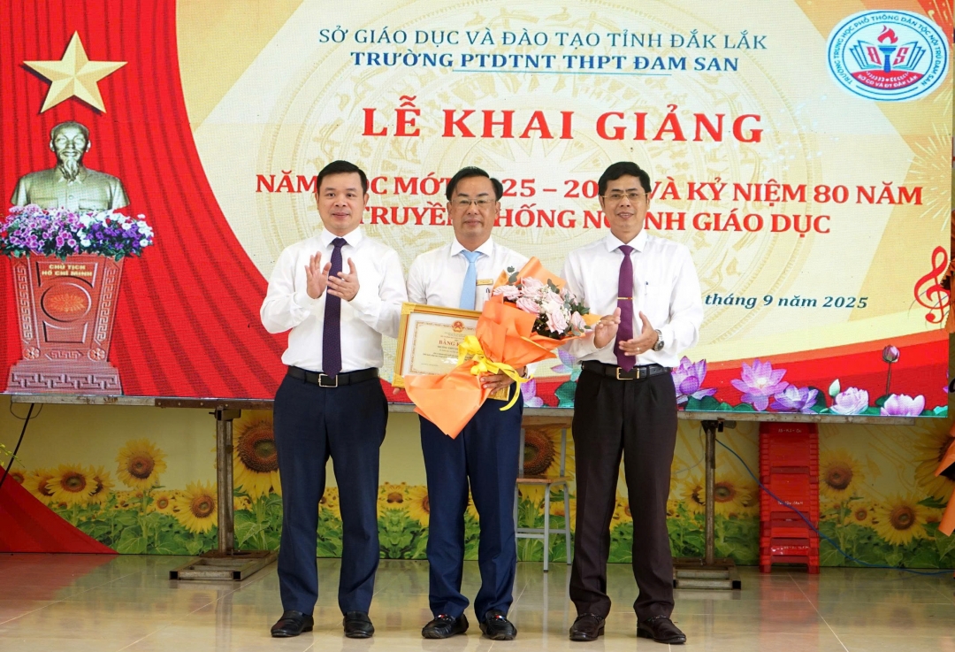Phó Bí thư Tỉnh ủy Đỗ Hữu Huy (bên trái) cũng lãnh đạo xã Ea Drông trao Bằng khen của Bộ GD-ĐT cho tập thể Trường Phổ thông Dân tộc nội trú THPT Đam San (xã Ea Drông). Ảnh: Thúy Hồng