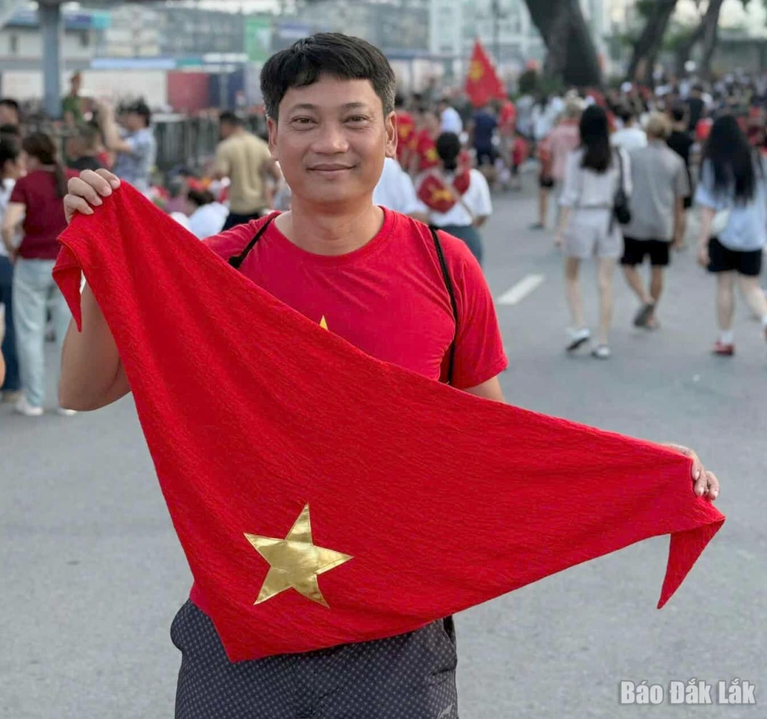 Anh Lê Hoàng Thứ Khang thức dậy từ 2 giờ sáng và chờ 5 tiếng đồng hồ để được xem đội hình xe tăng, UAV, tên lửa diễu binh. Ảnh: Nhân vật cung cấp