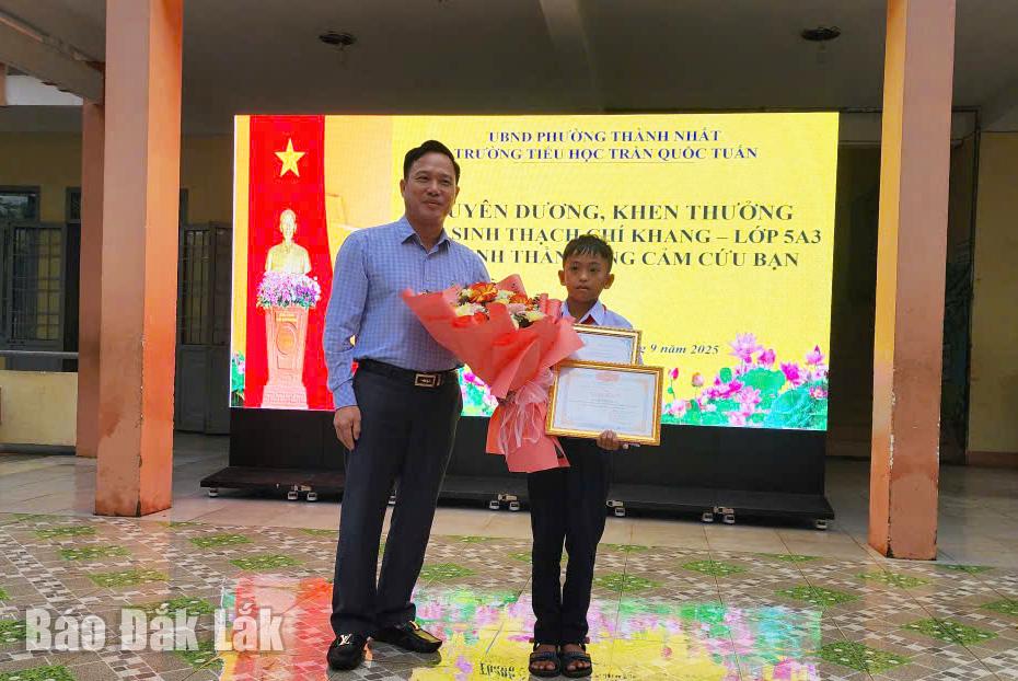 Ông Lưu Tiến Quang, Phó giám đốc Sở GD-ĐT tỉnh Đắk Lắk, trao giấy khen, thư khen cho em Thạch Chí Khang