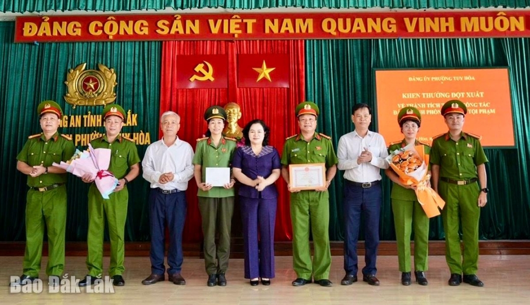 Lãnh đạo phường Tuy Hòa khen thưởng Công an phường Tuy Hòa về thành tích xuất sắc trong công tác phòng chống tội phạm.