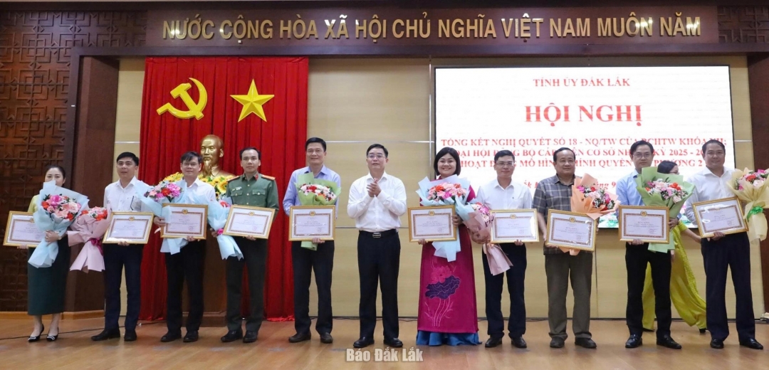 Ủy viên Trung ương Đảng, Bí thư Tỉnh ủy Nguyễn Đình Trung trao bằng khen cho các tập thể có thành tích xuất sắc trong công tác chỉ đạo, tham mưu tổ chức thực hiện Nghị quyết số 18-NQ/TW.