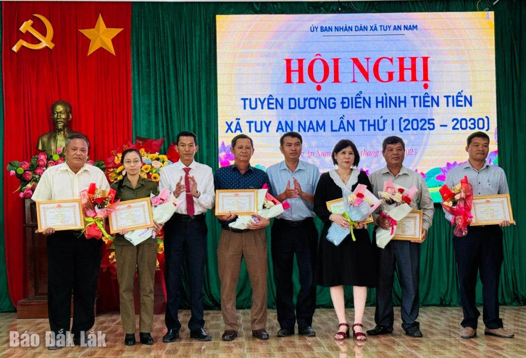 Các đồng chí lãnh đạo xã Tuy An Nam tặng giấy khen cho các tập thể có thành tích xuất sắc.