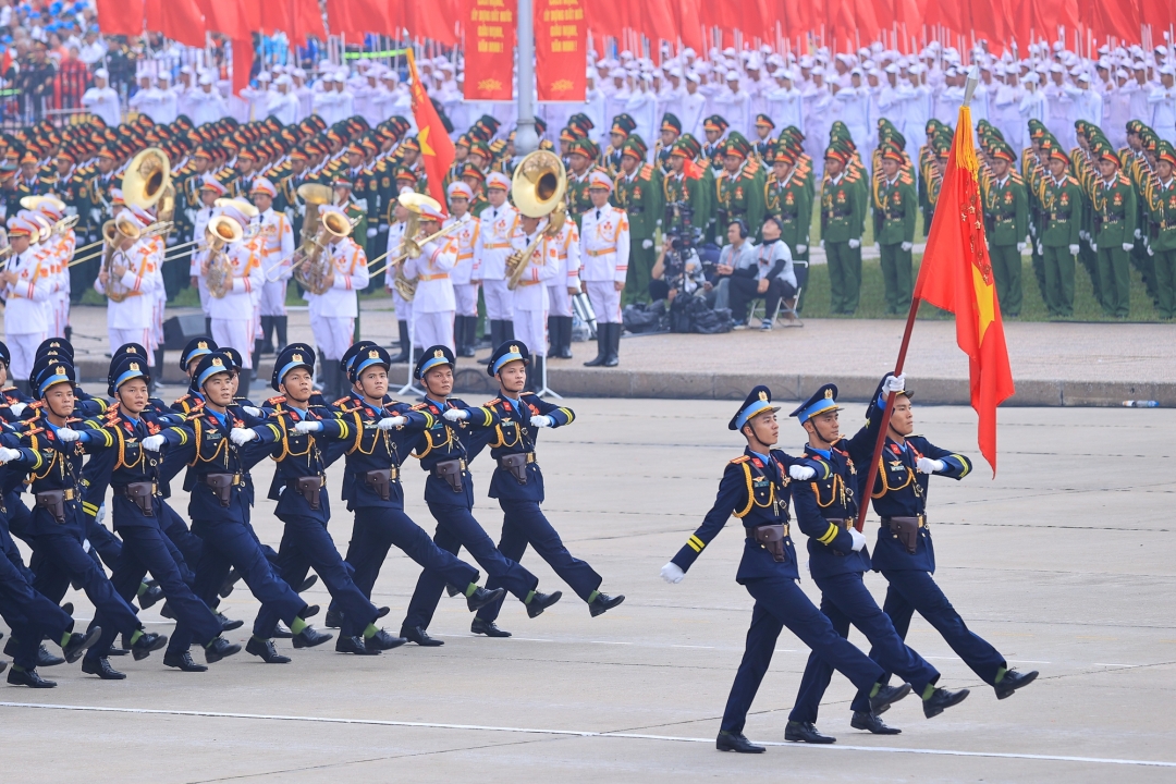 Khối nam sĩ quan không quân Công an nhân dân diễu binh, diễu hành qua lễ đài. Ảnh: VGP