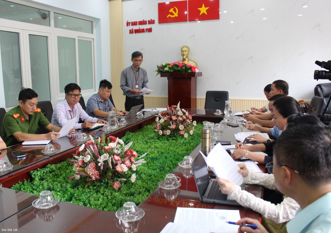 Lãnh đạo xã Quảng Phú báo cáo với Đoàn kiểm tra về công tác quản lý an toàn thực phẩm trên địa bàn xã. 