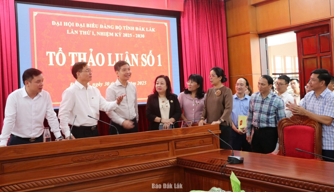 Các đồng chí Thường trực Tỉnh ủy, Ủy viên Ban Thường vụ Tỉnh ủy kiểm tra công tác trang trí, khánh tiết địa điểm tổ chức các tổ thảo luận tại Đại hội đại biểu Đảng bộ tỉnh lần thứ I.
