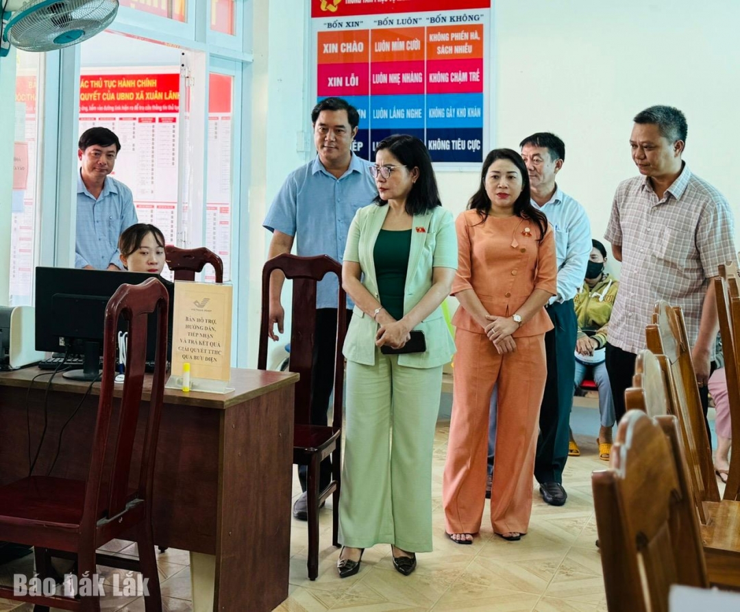 Đoàn làm việc khảo sát thực tế tại Trung tâm Phục vụ hành chính công xã Xuân Lãnh.