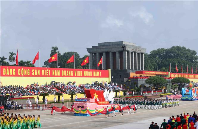 Khối Kiều bào Việt Nam diễu qua Lễ đài. Ảnh: TTXVN