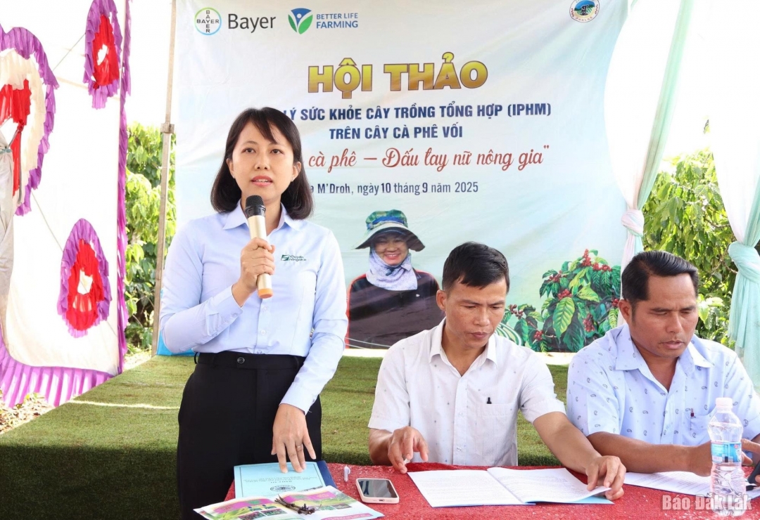 Bà Hoàng Thị Ái Liên, Phó Giám đốc Trung tâm khuyển nông tỉnh phát biểu tại buổi hội thảo.