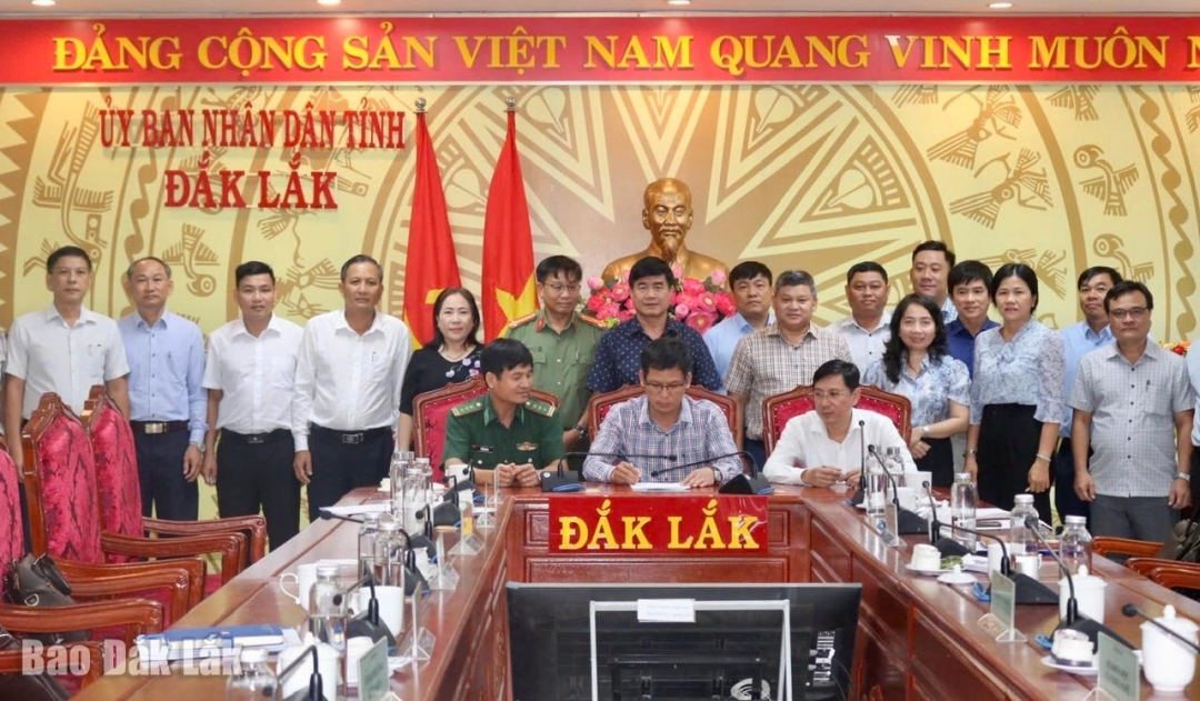 Các địa phương, đơn vị ký cam kết chống khai thác IUU trong sự chứng kiến của lãnh đạo tỉnh và các sở, ngành liên quan.
