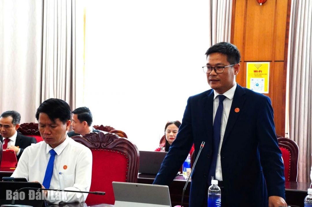 Đại biểu Lê Đức Huy, Bí thư Đảng ủy, Chủ tịch Hội đồng thành viên TNHH MTV Xuất nhập khẩu 2-9 Đắk Lắk (Simexco DakLak) đề xuất một số giải pháp về đẩy mạnh ứng dụng khoa học công nghệ, chuyển đổi số trong sản xuất, kinh doanh.