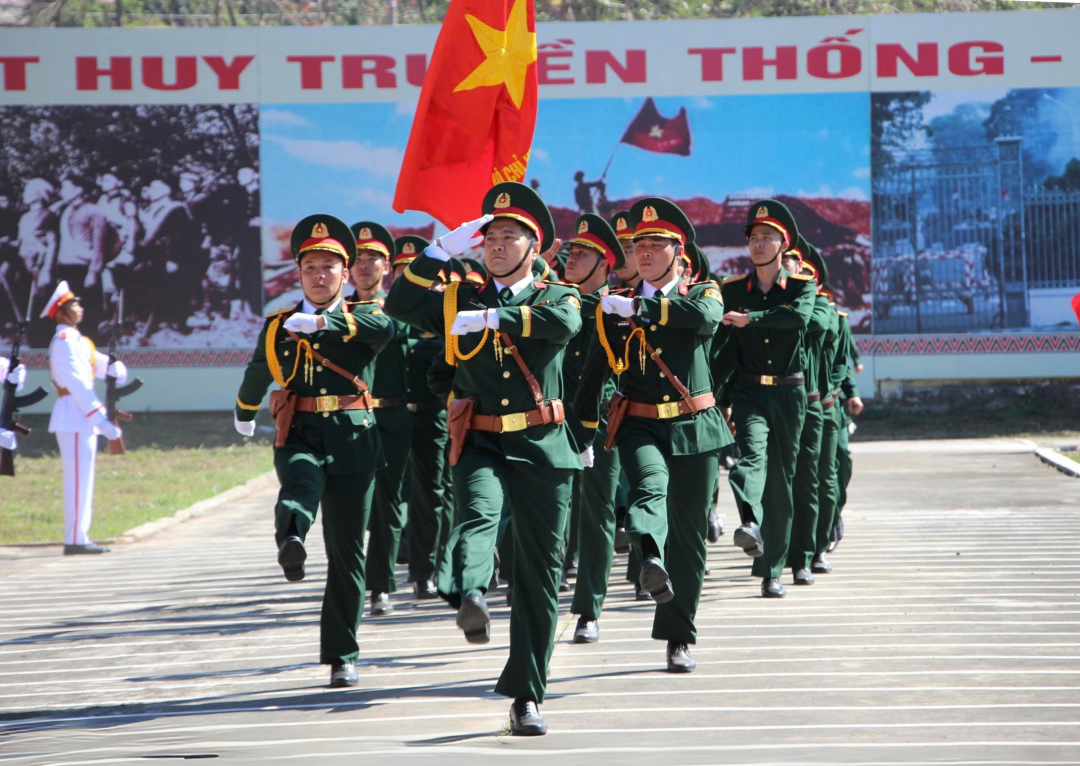 Cán bộ, chiến sĩ lực lượng vũ trang tỉnh tham gia duyệt đội ngũ. Ảnh: Quỳnh Anh