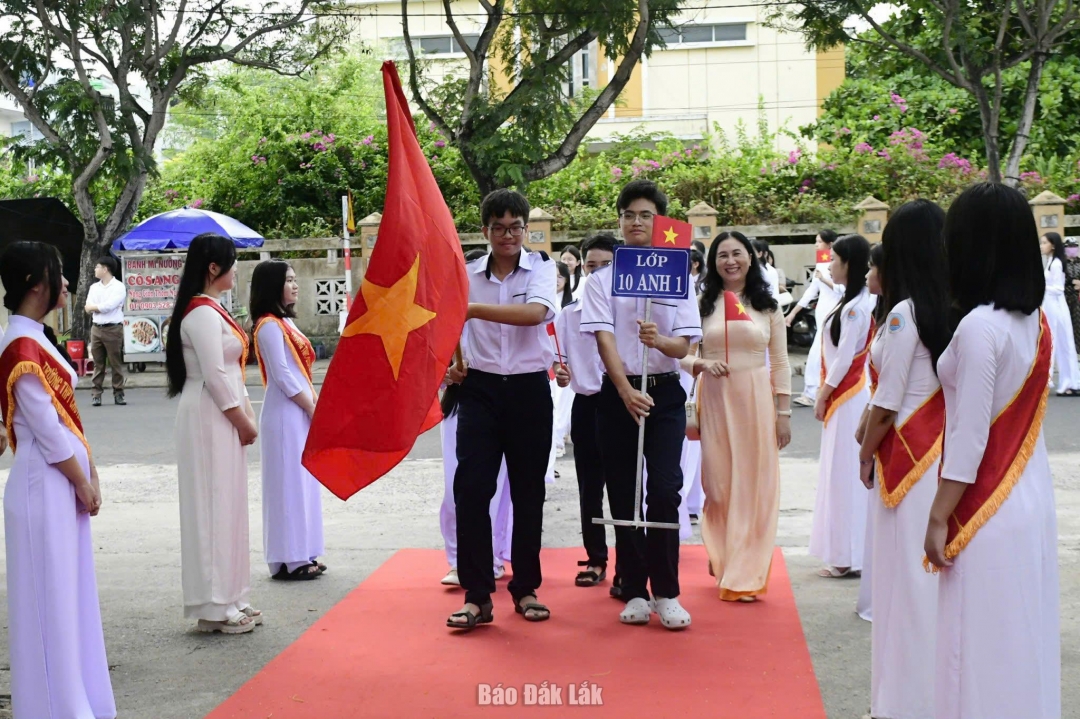 Tiếng Anh là chìa khóa để thế hệ trẻ tự tin bước ra thế giới. Trong ảnh: Học sinh lớp 10 Anh 1 Trường THPT chuyên Lương Văn Chánh trong ngày khai giảng năm học mới.