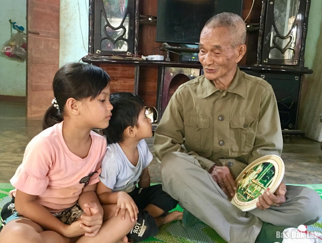 Già làng Ma Doanh kể kỷ niệm gặp Bác Hồ cho các cháu nghe.